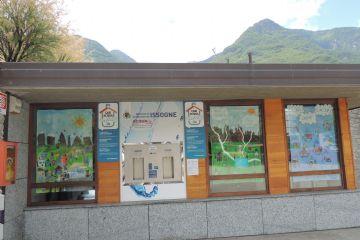 Casa dell'acqua con disegni realizzati dai bambini della scuola elementare