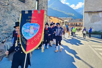 Sfilata Gruppo folkloristico "Li Tsoque d'Ayas"