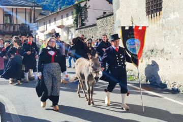 Sfilata Gruppo folkloristico "Li Tsoque d'Ayas"